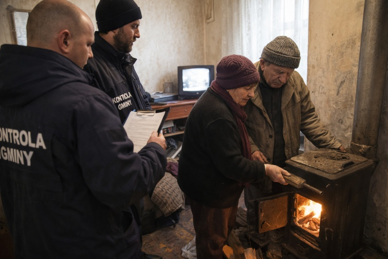 Unia Europejska chce karać biednych Polaków za to, iż ogrzewają się w zimie